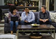Männerwirtschaft – (v.l.n.r.) Dani (Yvette Nicole Brown); Teddy (Wendell Pierce); Oscar Madison (Matthew Perry)