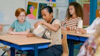 Lena & Benedict – Summer hofft auf die Unterstützung ihrer Freunde Mo und Co, als die Begleitpersonen für die Klassenfahrt gewählt werden (v.li.: Freek Buikema, Helena Burden, Yara El Ouatki).