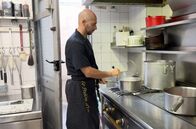 Küchen der Welt – Küchenchef Mickaël Lorini verrät seine Geheimnisse für eine perfekte Quenelle-Zubereitung.