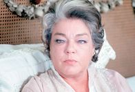 Police Python 357 – Die reiche Thérèse Ganay (Simone Signoret) ist seit Jahren an den Rollstuhl gefesselt und weiß, dass ihr Mann sie mit einer jüngeren Frau betrügt - dennoch bleibt sie loyal und deckt ihn, wo sie kann.