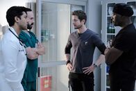 Atlanta Medical – (v.l.n.r.) Dr. Devon Pravesh (Manish Dayal); Dr. Irving Feldman (Tasso Feldman); Dr. Conrad Hawkins (Matt Czuchry); Dr. Barrett Cain (Morris Chestnut)