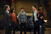 How I Met Your Mother – Ein Abend unter Freunden: Ted (Josh Radnor, M.), Marshall (Jason Segel, 2.v.r.), Barney (Neil Patrick Harris, l.), Lily (Alyson Hannigan, r.) und Robin (Cobie Smulders, 2.v.l.) ...
