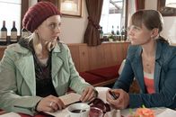 SOKO Kitzbühel – (v.li.) Pippa Galli (Mira Merz), Kristina Sprenger (Karin Kofler).