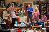 The Big Bang Theory – Ein ganz besonderer Spieleabend: Bernadette (Melissa Rauch, 2.v.r), Penny (Kaley Cuoco, 2.v.l.), Amy (Mayim Bialik, 3.v.l.), Howard (Simon Helberg, r.), Sheldon (Jim Parsons, 3.v.r.) und Leonard (Johnny Galecki, l.) ...
