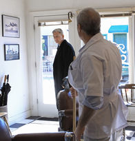 Navy CIS – Bittet Gibbs (Mark Harmon, l.) um Hilfe: Frankie Dean (Jay Acovone, r.) ...