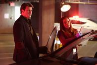 Castle – Jeder noch so kleine Hinweis auf den Mörder von Alice Clark wird von Lanie (Tamala Jones, r.) dokumentiert. Richard Castle (Nathan Fillion, l.) ist noch immer schockiert, dass die bekannte Primatenforscherin und Paartherapeutin Opfer eines Mordes wurde ...