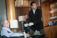 Elementary – Mord oder Selbstmord? Sherlock Holmes (Jonny Lee Miller, r.) weiß es nicht, als er die Leiche des Finanzmanagers Donald Hauser (Thomas Ryan, l.) findet ...; Mord oder Selbstmord? Sherlock Holmes (Jonny Lee Miller, r.) weiß es nicht, als er die Leiche des Finanzmanagers Donald Hauser (Thomas Ryan, l.) findet ...
