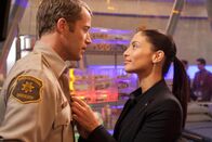 EUReKA - Die geheime Stadt – Merkwürdig geht es in Eureka weiter: Carter (Colin Ferguson, l.) und Lupo (Erica Cerra, r.) ...