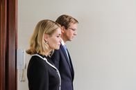 Der Rücktritt – Es ist der 17. Februar 2012: An der Seite seiner Ehefrau Bettina (Anja Kling, l.) erklärt Bundespräsident Christian Wulff (Kai Wiesinger, r.) im Schloss Bellevue seinen Rücktritt. Hinter dem Ehepaar liegen 68 Tage des Ringens um das Amt als Staatsoberhaupt der Bundesrepublik Deutschland ...