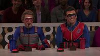Henry Danger – Vorne, l-r: Henry Hart (Jace Norman), Captain Man / Ray Manchester (Cooper Barnes)