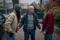 Jenseits der Spree – Robert (Jürgen Vogel, M.) und Mavi (Aybi Era, l.) befragen Theresa Neffzger (Julischka Eichel, r.) zu möglichen Gründen der Entführung.