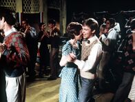 Die Waltons – Gegen Olivias Willen nimmt John-Boy (Richard Thomas, r.) mit Daisy (Deirdre Lenihan, 2.v.r.) an einem Tanzmarathon teil ...