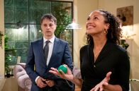 Sturm der Liebe – Robert (Lorenzo Patané, l.) testet seine Gefühle für Nicole (Dionne Wudu, r.) und kommt zu dem Entschluss, nichts für sie zu empfinden.