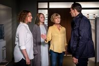 Notruf Hafenkante – Karin Berger (Anne Kasprik, 2.v.r.) versucht, zwischen Kira (Nele Ahrend, 2.v.l.) und Florian (Florian Anderer), dem Vater ihrer beiden Töchter, zu schlichten. Auch für die Pflegemutter (Victoria Fleer, l.) keine einfache Situation.