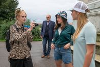 Der Alte – Auf der Suche nach Isa Steinmüller (Lilli Fichtner, l.) entdeckt Hauptkommissar Voss (Jan-Gregor Kremp, M.) diese beim Dreh eines ihrer Enthüllungsvideos mit den Influencerinnen Carly (Verena Weigert Muñoz, 2.v.r.) und Jenn (Tamara Roming, r.).