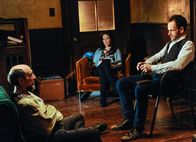 Elementary – Bei den Ermittlungen in einem neuen Fall, stoßen Sherlock Holmes (Jonny Lee Miller, r.) und Joan Watson (Lucy Liu, M.) auf Daniel Gottlieb (F. Murray Abraham, l.). Doch kann er ihnen wirklich weiterhelfen?