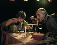 Löwenzahn Classics – Peter (Peter Lustig, r.) und der Nachbar (Helmut Krauss, l.) sind sehr zufrieden: Die längste Nudel der Welt wurde es nicht, aber als Festessen eignet sie sich vorzüglich.