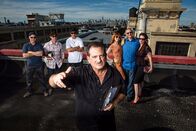 Storage Wars: New York – (v.l.n.r.) Chris Morelli; Tad Eaton; Mike Braiotta; John Luke, Candy Olsen; Joe Pauletich; Courtney Wagner