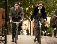 Die Entdeckung der Unendlichkeit – Noch sind Stephen (Eddie Redmayne, r.) und sein Freund Brian (Harry Lloyd) ausgelassene Studenten in Cambridge.