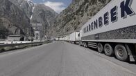 Der Krypto-Krieg – LKW-Schlange am Larsi-Highway.