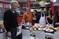 In Teufels Küche mit Gordon Ramsay – Die Stimmung im Team des "Classic American Restaurant" ist seit längerem auf dem Gefrierpunkt, doch dann bringt Gordon Ramsay (l.) neue innovative Ideen ein ...
