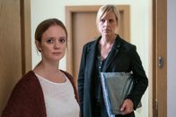 SOKO Leipzig – Marlett Zenner (Anne Kanis, l.) weiß mehr, als sie zugibt und hält Kommissarin Ina Zimmermann (Melanie Marschke, r.) eine wichtige Information vor.