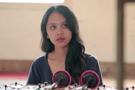 GEO Reportage: Java: Zauberhaftes Schattentheater – Nissa, oder Anisyah Padmanila Sari, wie sie mit vollständigem Namen heißt, möchte ebenfalls Dalang werden und studiert das Wayang Kulit an der Universität.