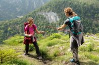 Watzmann ermittelt – Liz Rittmayer (Nina Schmieder, r.) bedroht Anna Falter (Miriam Morgenstern, l.).