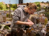 Die Modellbauer - Das Miniatur Wunderland – Arne go looking for errors in the "Miniatur Wunderland".