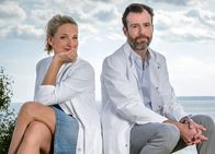 Praxis mit Meerblick – Nora Kaminski (Tanja Wedhorn) und ihr neuer Kollege Dr. Stresow (Benjamin Grüter).