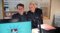 Rote Rosen – Sandra (Theresa Hübchen, r.) und Bernd (Tim Olrik Stöneberg, l.) dämmert halbentsetzt, dass sie der Prenz ihr Läster-Video zeigen müssen