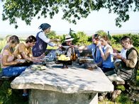 Der Winzerkönig – (v.li.) Britta Hammelstein (Anna Stickler), Achim Schelhas (Paul Plattner), Christine Ostermayer (Hermine Stickler), Wolfgang Hübsch (Gottfried Schnell), Harald Krassnitzer (Thomas Stickler), Susanne Michel (Claudia Plattner), Branko Samarovski (Blasius Schmalzl).