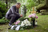 In aller Freundschaft – Roland Heilmann (Thomas Rühmann) weiß nicht wie es nach dem Tod seiner Frau Pia weitergehen soll. Die Familie braucht Roland, allen voran sein Enkel Jonas. Doch Roland weiß nicht, wie er es schaffen soll - er kann gerade nicht stark genug für alle sein.