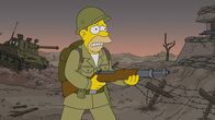 Die Simpsons – "Die Simpsons", "Plastiktrauma." Homer und Marsch haben Hochzeitstag. Während die beiden zu einem romantischen Abend aufbrechen, passt Grampa auf die Kinder auf. Da das Fernsehprogramm wenig Spannendes bietet, wird die Spielkiste nach Brauchbarem durchwühlt. Dabei stößt Bart auf alte Plastik-Spielzeugsoldaten, die eine beunruhigende Wirkung auf Grampa haben. Schlagartig fühlt er sich an eine traumatische Erfahrung kurz nach dem Ersten Weltkrieg erinnert. Bis heute hat Grampa dieses Erlebnis nicht verwunden.