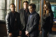 Castle – Müssen sich von ihrer neuen Chefin mal wieder eine Standpauke anhören: Javier Esposito (Jon Huertas, l.), Richard Castle (Nathan Fillion, 2.v.l.), Kevin Ryan (Seamus Dever, 2.v.r.) und Kate Beckett (Stana Katic, r.)