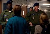 Super 8 – Machen eine gesamte Kleinstadt zu ihrem Schlachtfeld: Nur Oberst Nelec (Noah Emmerich, r.) und sein Adjutant Overmyer (Richard T. Jones, l.) wissen genau, was sie da jagen ...