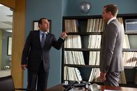 Suits – Immer wieder kommt es zu heftigen Streitereien zwischen Louis (Rick Hoffmann, l.) und Harvey (Gabriel Macht, r.), nachdem ihre Freundschaft vor vielen Jahren in die Brüche ging.