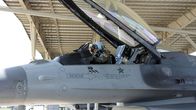 Air Warriors – Ihren Piloten bietet die Fighting Falcon ein vergleichsweise komfortables Cockpit: Neben dem seitlich montierten Steuerknüppel und der praktischen Rundumsicht sorgt der um 30 Grad geneigte Pilotensitz für einen verbesserten Widerstand gegenüber der Zentrifugalkraft.