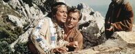 Winnetou III – Winnetou (Pierre Brice, l.) und Old Shatterhand (Lex Barker, r.) geraten in einen Hinterhalt, aus dem es keinen Ausweg zu geben scheint ...