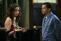 Two and a Half Men – Bei einem Erdbeben ist Judiths (Marin Hinkle, l.) Haus beschädigt worden. Alan (Jon Cryer, r.) bietet ihr an, so lang bei ihm und Charlie wohnen zu können, bis ihr Haus wieder in Ordnung ist ...