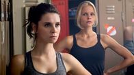 Tatort – Annika Lobinger (Natalia Rudziewicz, l) und Saskia Unger (Sinja Dieks, r) erfahren, wer von beiden nach dem Tod ihrer strengen Tanztrainerin künftig das Training leiten soll.