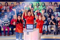 1, 2 oder 3 – Das rote Rateteam aus Athen/Griechenland freut sich auf die spannenden Quizfragen bei "1, 2 oder 3".