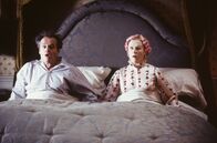 Mars Attacks! – Präsident Dale (Jack Nicholson, r.) und seine Frau Dale (Glenn Close, l.) sitzen erschrocken in ihrem Bett ...