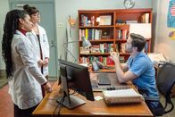 New Amsterdam – V.l.: Dr. Helen Sharpe (Freema Agyeman), Dr. Valentina Castro (Ana Villafañe), Dr. Max Goodwin (Ryan Eggold) Die Verwendung des sendungsbezogenen Materials ist nur mit dem Hinweis und Verlinkung auf TVNOW gestattet.