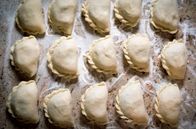 Zu Tisch ... – Kletzennudeln sind Hefeteigtaschen gefüllt mit Dörrbirnen und Quark – ein traditionelles Kärntner Gericht.