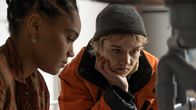neoriginal: Becoming Charlie – Charlie (Lea Drinda, r.) steht vor einem Problem: ohne Plan Ronjas (Sira Anna Faal, l.) Spüle reparieren.