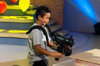 1, 2 oder 3 – Kamerakind Yassin aus Wörth/Deutschland filmt gekonnt die Sendung mit.
