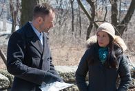 Elementary – Weil Holmes' (Jonny Lee Miller, l.) Bruder Mycroft überraschend nach New York zurückgekehrt ist, kommt es zu Spannungen zwischen Holmes und Watson (Lucy Liu, r.), die ein ganz besonderes Verhältnis mit Mycroft verbindet ...