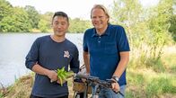 Lecker an Bord – Björn Freitag (r) hat sich auf den Weg zu Li Guangda gemacht, der vor 20 Jahren aus China nach Deutschland gekommen ist. Seit ein paar Jahren züchtet Li seltene Speisemorcheln, eine Sensation – nicht nur an der Mosel.