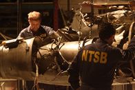Mayday - Alarm im Cockpit – NTSB-Ermittler untersuchen das hängende Triebwerk.